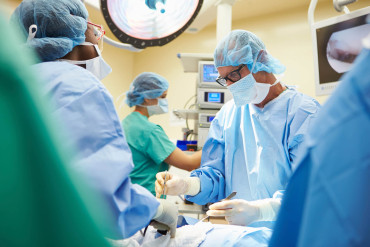 A-surgical-team-operating-on-a-patient-000033277822_Medium.jpg