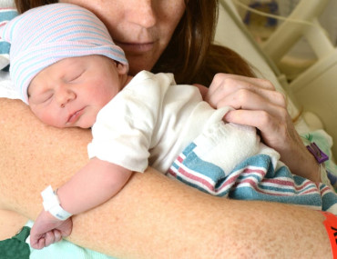13017558_mother-holding-newborn-infant-in-hospital.jpg
