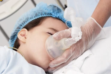 Child-patient-receiving-artificial-ventilation-000058671096_Medium.jpg