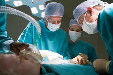 Three-Surgeons-Operating-On-A-Patient-000019541506_600x400.jpg